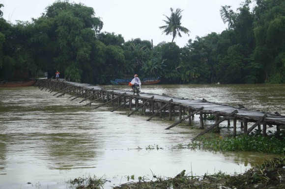 Người dân xóm 'ốc đảo' Đồng Min chèn chống để giữ cầu ảnh 6