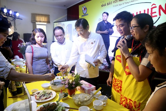 Sôi nổi cuộc thi “Nhà báo với nghệ thuật ẩm thực” 2017 ảnh 2