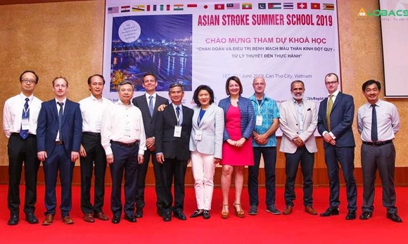 Bác sĩ nước ngoài đến Việt Nam học tập về đột quỵ ảnh 1