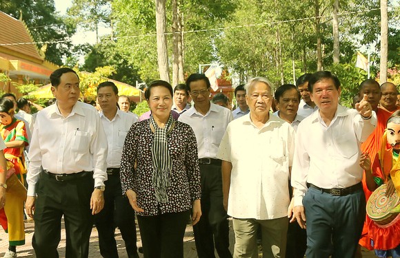 Chủ tịch Quốc hội tham dự ngày hội 'Đại đoàn kết toàn dân tộc' tại Trà Vinh ảnh 1