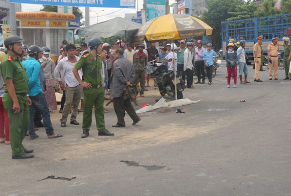 Xe tải ben gây tai nạn khiến cháu bé chết thương tâm ảnh 1