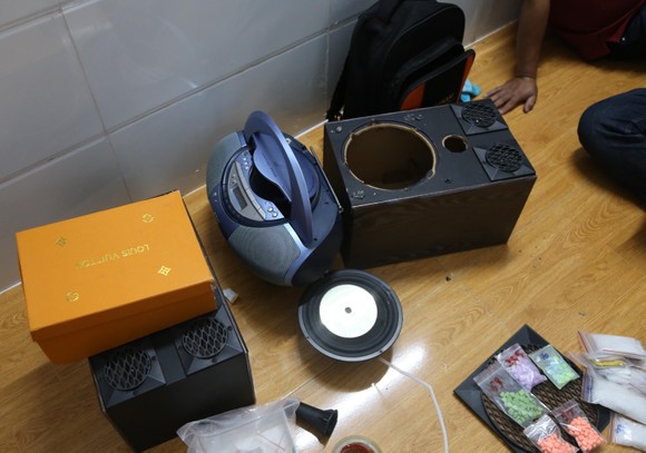 Bắt đối tượng ngụy trang ma túy trong loa thùng ảnh 3