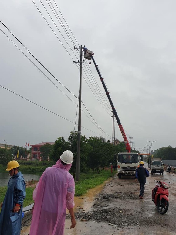 Điện lực miền Trung khẩn trương khắc phục sự cố lưới điện do mưa lũ ảnh 1