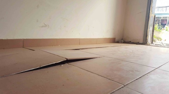 Công trình xây dựng không an toàn, gây sụt lún nguy hiểm các nhà kế cận ảnh 3