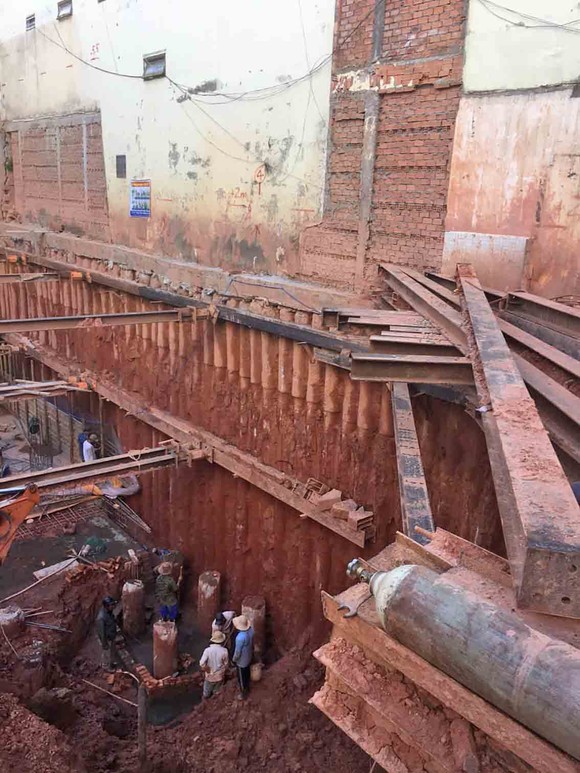 Công trình xây dựng không an toàn, gây sụt lún nguy hiểm các nhà kế cận ảnh 7