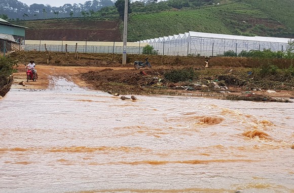 Một người bị lũ cuốn mất tích khi cố di chuyển qua đập tràn ảnh 1