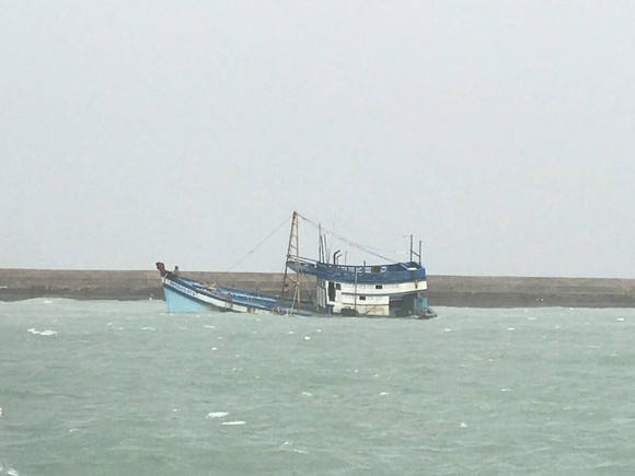 Tàu chở 71 tấn dầu bị chìm ở đảo Phú Quý, cảnh báo nguy cơ tràn dầu ảnh 1