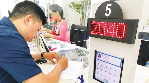 Phát huy truyền thống năng động sáng tạo để phát triển TPHCM: Nhập cuộc tháo gỡ phiền hà gây khó người dân ảnh 2
