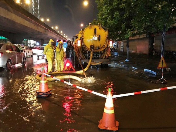 Hà Nội ngập lụt, cây đổ, sạt lở đê do ảnh hưởng bão số 3 ảnh 5