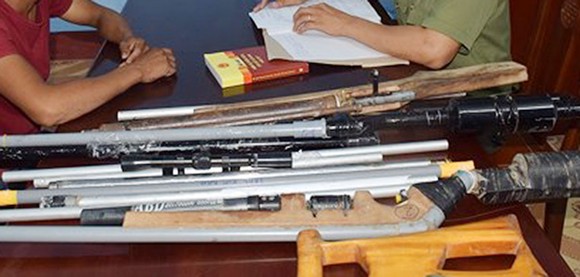 Xử lý nhóm đối tượng mua bán linh kiện lắp ráp súng bắn đạn hơi cồn ảnh 3