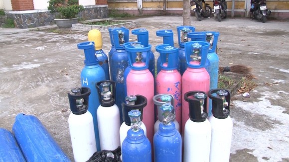 Bắt ô tô chở 45 bình khí gây cười và nhiều hàng hóa không rõ nguồn gốc ảnh 1