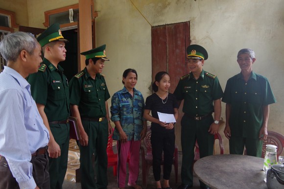 Bộ đội Biên phòng Hà Tĩnh đồng hành 'Nâng bước em đến trường' ảnh 1