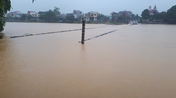 Mưa lớn, hàng nghìn học sinh ở huyện miền núi Hà Tĩnh phải nghỉ học ảnh 1