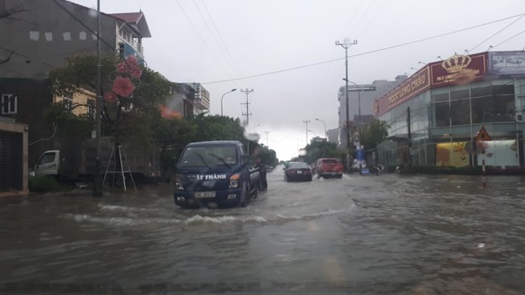 Mưa lớn, hàng nghìn học sinh ở huyện miền núi Hà Tĩnh phải nghỉ học ảnh 2