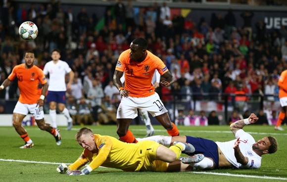 Nations League: Tam sư bị “lốc” Da cam cuốn bay trong hiệp phụ ảnh 1