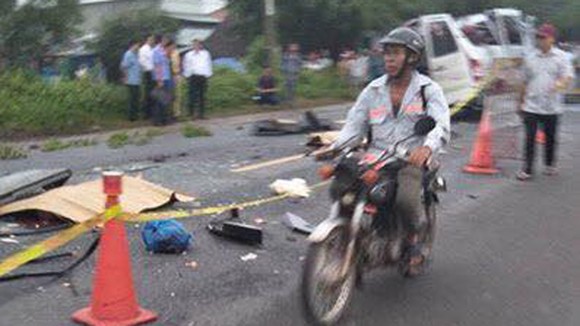 Hai xe khách tông nhau thảm khốc khiến 6 người chết ảnh 1