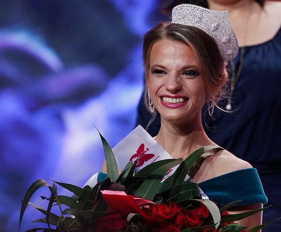 Nữ sinh viên Belarus đăng quang Hoa hậu ngồi xe lăn thế giới lần thứ nhất ảnh 3