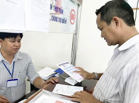 Phát huy truyền thống năng động sáng tạo để phát triển TPHCM: Nhập cuộc tháo gỡ phiền hà gây khó người dân ảnh 1
