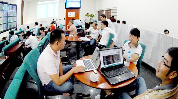 Thị trường chứng khoán “xanh vỏ đỏ lòng” ảnh 1