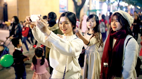 Tưng bừng lễ hội ánh sáng và âm nhạc đón chào năm mới 2018 ảnh 4