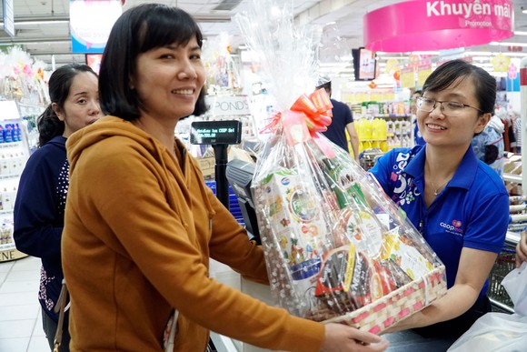 Nhộn nhịp khách đi siêu thị Co.opmart sắm tết mua 1 tặng 1 ảnh 2