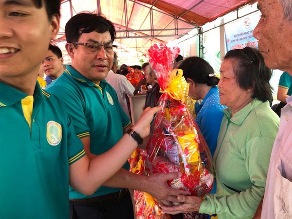 Đoàn bác sĩ thiện nguyện về với bà con nghèo xã Ninh Thượng ảnh 1