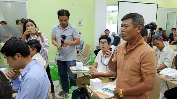 Người dân trực tiếp kiểm tra việc tán mùi hôi trong Khu liên hợp xử lý chất thải rắn Đa Phước ảnh 3