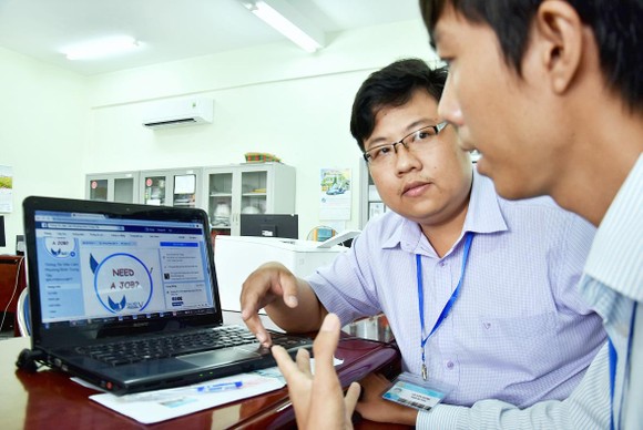 Cán bộ, công chức trẻ làm theo lời Bác ảnh 1