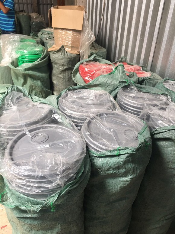 Bắt 6 đối tượng sản xuất dầu nhớt giả ảnh 1