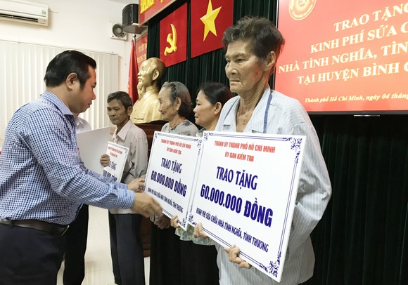 Cán bộ ngành kiểm tra Đảng TPHCM góp tiền xây, sửa nhà tình nghĩa, tình thương ảnh 1