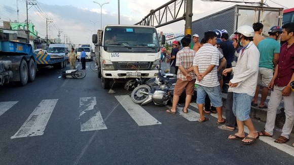 Hai vụ tai nạn khiến 1 người tử vong, nhiều người bị thương ở TPHCM ảnh 1