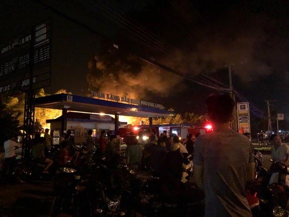 Cháy lớn ở cây xăng, nhiều người hoảng sợ ảnh 2