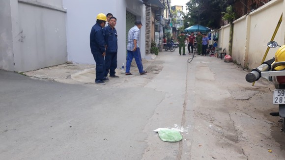 Người đàn ông ngồi uống cà phê trên vỉa hè bị điện giật tử vong ở TPHCM ảnh 2