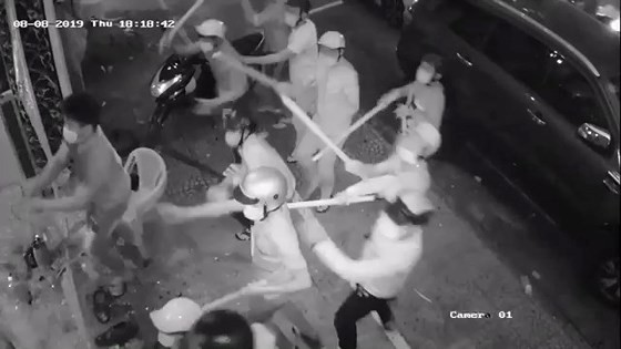 Bắt nhóm 'giang hồ' đập phá nhà hàng ở trung tâm TPHCM ảnh 3