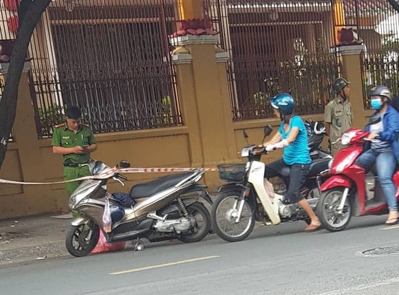 Nhóm 'giang hồ' chém người đàn ông đứt lìa tay ảnh 1