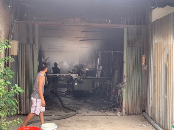 Cháy lớn ở quận Thủ Đức, khói đen bốc cao hàng chục mét ảnh 3
