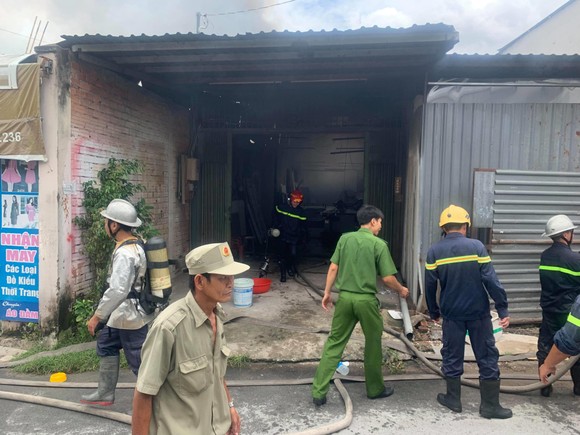 Cháy lớn ở quận Thủ Đức, khói đen bốc cao hàng chục mét ảnh 1