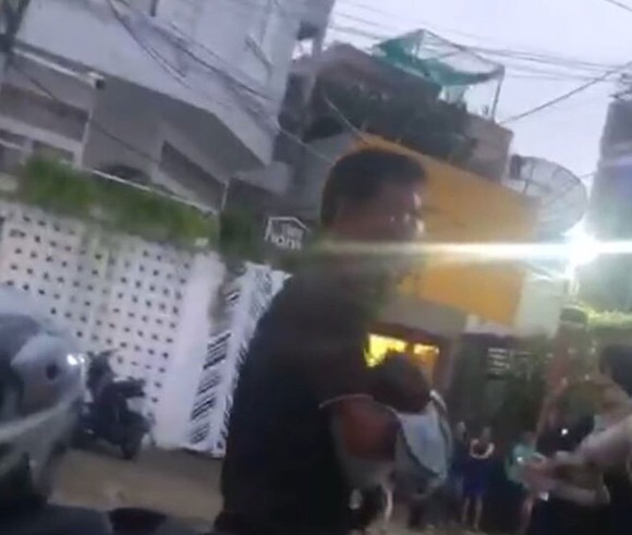 Vụ Thẩm phán và giảng viên bị tố "bắt" 3 cháu nhỏ tại TPHCM: Trục xuất những người chiếm giữ ngôi nhà ảnh 3