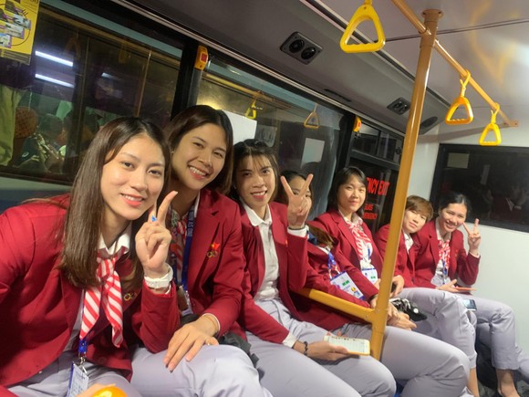 Chân dài bóng chuyền Việt Nam diện vest dự khai mạc SEA Games 30 ảnh 4