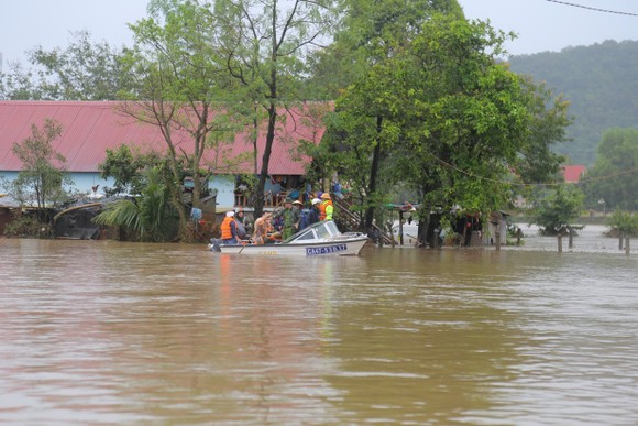 Đắk Lắk: Mưa lớn, hàng trăm nhà dân, hoa màu bị nhấn chìm ảnh 11
