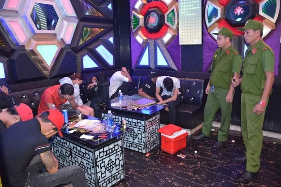 Phát hiện 68 đối tượng đang "phê" ma túy trong quán karaoke ảnh 1