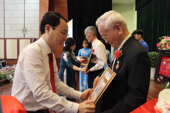 Trao Huy hiệu Đảng dịp kỷ niệm Cách mạng tháng Mười Nga ảnh 1