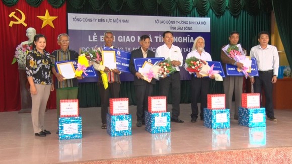 Tổng Công ty Điện lực Miền Nam trao nhà tình nghĩa tại Lâm Đồng ảnh 1