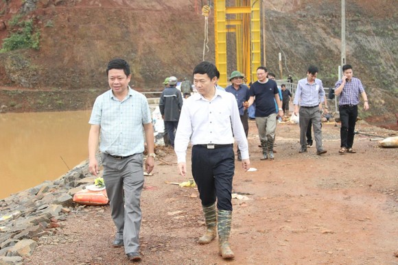 Thủy điện Đắk Kar: Mực nước giảm nhưng chưa xử lý được sự cố kẹt van xả ảnh 1