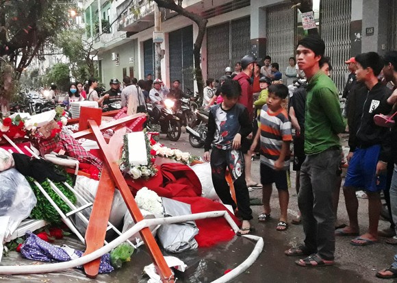 Nam thanh niên ngủ say trong căn nhà bốc cháy nghi ngút ảnh 4