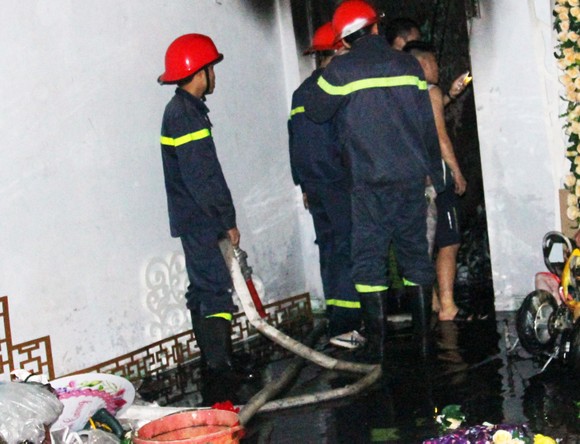 Nam thanh niên ngủ say trong căn nhà bốc cháy nghi ngút ảnh 2