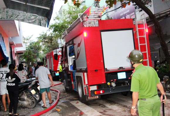Nam thanh niên ngủ say trong căn nhà bốc cháy nghi ngút ảnh 1