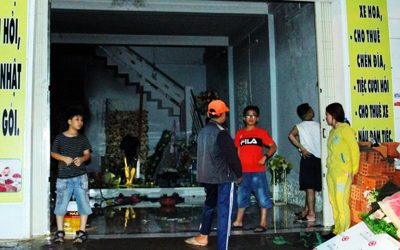 Nam thanh niên ngủ say trong căn nhà bốc cháy nghi ngút ảnh 3