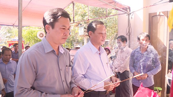 Vợ chồng bị điện giật chết ở hàng rào thép gai: Chủ nguồn điện vẫn còn nhập nhằng công an đang điều tra ảnh 1