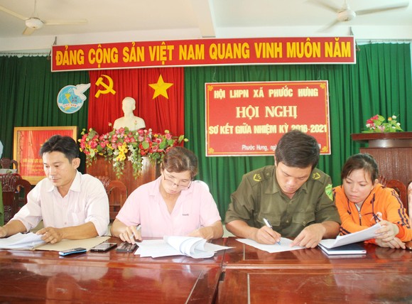 Gần 3 cây vàng vô chủ nhặt trong đống lúa được chia như thế nào? ảnh 4